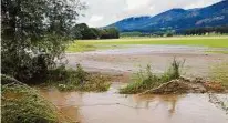  ??  ?? Wiesen rund um das Gelände stehen unter Wasser