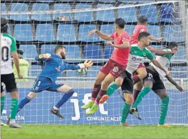  ??  ?? Adrián Ortolá llevaba desde el 15 de septiembre sin mantener su portería sin sufrir goles.