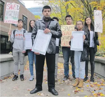  ?? WENDY NORDVIK- CARR ?? Secondary school student representa­tives gather outside the Vancouver school board office on Friday to release a joint declaratio­n calling for the reinstatem­ent of school trustees. Among them were Caitlin Wong, second from right, Hazel Pangilian, far right and Ronic Parmar, centre.