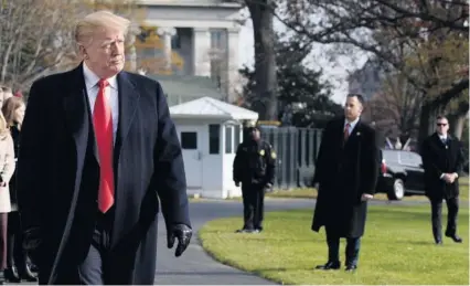  ?? FOTO: AP ?? &gt; Donald Trump realiza más movimiento­s en su gabinete; ahora sale John Kelly, quien estará en la Casa Blanca hasta finales del mes.