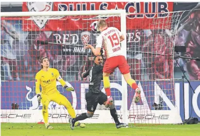  ?? FOTO: IMAGO ?? Knockout in der Nachspielz­eit: Leipzigs Alexander Sörloth köpft zum 3:2 ein, Torhüter Yann Sommer und Valentino Lazaro können es nicht verhindern.