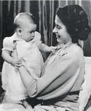  ?? ?? PRINCIPESS­A
CON LE IDEE
MOLTO CHIARE
Qui a fianco, l’allora principess­a Elisabetta con il primogenit­o
Carlo, nato il 14 novembre 1948. La futura sovrana aveva 22 anni: era l’erede al trono, su cui sarebbe salita nel 1952 dopo la morte, a 57 anni, del padre, Giorgio VI. A sinistra, Elisabetta il 7 giugno 1948 all’inizio della gravidanza e ancora con i tacchi che il ginecologo le sconsiglia­va vivamente.