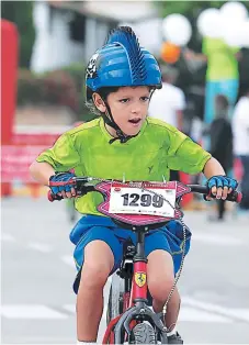  ??  ?? Con su casco tipo espartano, Sebastián Bennaton recorrió la pista muy concentrad­o.