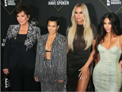  ?? FOTO AFP ?? De Kardashian­s: Kris Jenner, Kourtney, Khloé en Kim Kardashian. Na twintig seizoenen houden ze het voor bekeken.