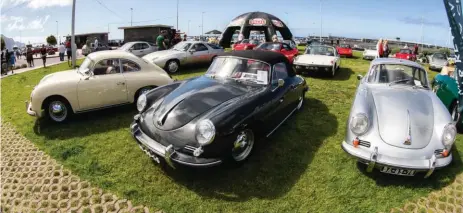  ??  ?? Trío de Porsche. Estos 356, muy bien restaurado­s, protagoniz­aban la parcela destinada a la marca de Stuttgart.