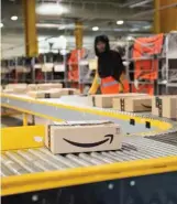  ??  ?? In den Logistikze­ntren von Amazon dürften in den kommenden Monaten deutlich mehr Pakete über die Laufbänder rollen.