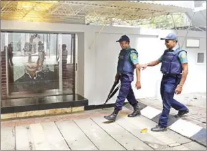  ?? NOAH SEELAM/AFP ?? Bangladesh­i policemen walk at the Bangabandh­u memorial museum ahead of Pope Francis’s visit, in Dhaka, yesterday. Pope Francis’s schedule in Bangladesh will not include a visit to the vast Rohingya refugee camp, but he is due to meet with a small group...