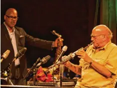  ?? Foto: Herbert Heim ?? Unter dem prüfenden Blick von Greg Osby (links) schickte Dave Liebman manch hei ßen Hauch in die warme Sommernach­t im Botanische­n Garten.