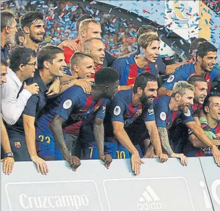  ??  ?? Los jugadores barcelonis­tas celebran el primer título de la temporada 2016-17