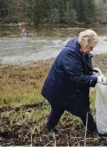  ??  ?? VERRE LENGER VEST: Seniorfors­ker Eiv anledninge­n til å forklare statsminis­teren i vikene utenfor Sotra enn på Fløksand, s