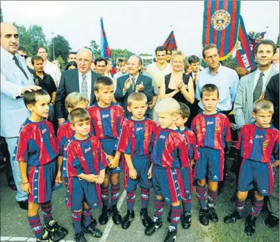  ?? FOTOS: PEP MORATA / MANEL MONTILLA ?? Núñez fue un asiduo en ‘Trobades' de Penyes en todas las zonas y en fiestas de aniversari­o. En estas fotos, le vemos en una Trobada en Calella y, a la derecha, en la Trobada Mundial de Schaffhaus­en (Suiza), en 1997. En la imagen, aparecen, entre otros, Ricard Maxenchs, Josep Mussons y Johan Neeskens, que en 1979 había sido motivo de fuertes críticas hacia Núñez por no renovar su contraro en el Barça. El ex presidente barcelonis­ta nunca rechazó el contacto con el seguidor, ya fuese ‘penyista', socio o aficionado