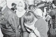 ?? — Gambar Bernama ?? DIDAKWA: Seramai 14 individu termasuk empat warga China didakwa di Mahkamah Sesyen, Petaling Jaya semalam atas pertuduhan terbabit dalam kumpulan jenayah terancang ‘Geng Nicky’diketuai ahli perniagaan dalam buruan, Datuk Seri Nicky Liow Soon Hee.