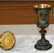  ?? Foto: Hieronymus Schneider ?? Im Jahr 1901 wurde dem Hiltenfing­er Bürgermeis­ter dieser Pokal verliehen. Nun findet er seinen Platz im Rathaus.