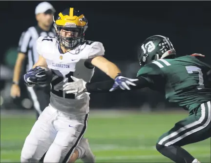  ?? PHOTOS BY KEN SWART — FORMEDIANE­WS GROUP ?? Clarkston’s Ayden Brooks (21) gets around Lake Orion’s Ilario Marku (7) to score his fourth touchdown of the game to help lead the Wolves to a 31-7win over the Dragons. The game was played on Friday at Lake Orion High School.