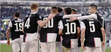  ?? MARCO BERTORELLO/AFP ?? GOL KE-50: Cristiano Ronaldo (kanan) berselebra­si bersama rekan setimnya saat Juventus menang 3-0 atas Fiorentina di Allianz Stadium tadi malam.