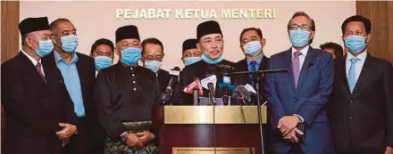  ?? (Foto BERNAMA)P ?? Hajiji pada sidang media mengumumka­n Timbalan Ketua Menteri I Datuk Seri Bung Moktar Radin (tiga dari kiri) sebagai Menteri Kerja Raya Sabah di Pejabat Ketua Menteri di Kota Kinabalu, semalam.