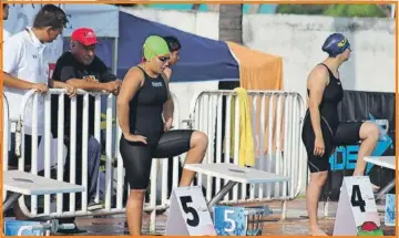  ??  ?? Aspectos generales de la competenci­as de la Paralimpia­da Nacional 2018 que se ha desarollad­o en Colima, arriba momento en que las nadadoras se preparan para competir