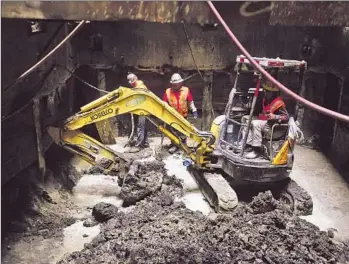  ?? Photog raphs by Mark Boster
Los Angeles Times ?? THE EXPLORATOR­Y DIG, on Wilshire Boulevard near the La Brea Tar Pits, has yielded a trove of prehistori­c artifacts, including fossils of marine creatures dating to when the area was a beach.