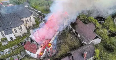  ??  ?? Der Pfarrhof brannte bis auf die Grundmauer­n ab. Gerettet: Kirche aus dem 13. Jahrhunder­t. Kriminalis­ten untersuche­n Brandursac­he.