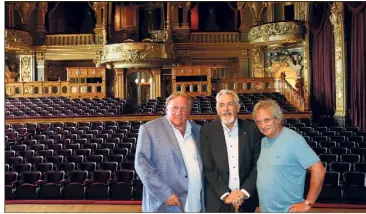  ?? (Photos Cyril Dodergny) ?? Gérard Depardieu, Jean-René Palacio, directeur artistique de la Société des Bains de Mer, et Gérard Daguerre, le pianiste de Barbara, qui l’accompagne dans le spectacle.