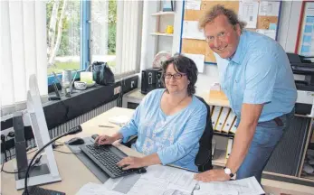  ?? FOTO: MICHAEL HOCHHEUSER ?? Der neue Schulleite­r Jürgen Pach mit Schulsekre­tärin Brigitte Geiger.