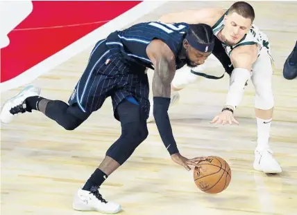  ?? STEPHEN M. DOWELL/ORLANDO SENTINEL ?? Magic shooting guard Terrence Ross tries to keep the ball away from Bucks guard Donte DiVincenzo during Game 3 on Saturday. Ross and the Magic know they can’t afford another first-quarter stumble if they want to stay close to the Bucks.