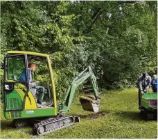  ?? Foto: Naturfreun­de ?? Blick zurück in die Bauzeit: Mit einem Bagger wurde der Barfußpfad ausgehoben.