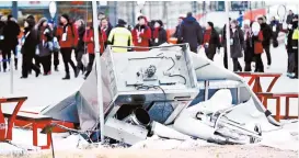  ??  ?? Algunas carpas y refrigerad­ores de bebidas se han caído por el aire