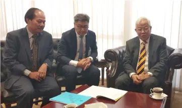  ??  ?? Manyin (right) discusses the proposed budget with the ministry’s permanent secretary Datu Sudarsono Osman (centre) and Serian District Council deputy chairman Dr Simon Sinang Bada.