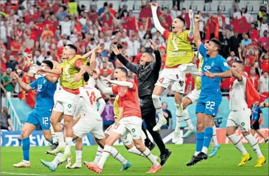  ?? ?? En la imagen, la inmensa alegría de los jugadores marroquíes después de que el árbitro pitara el final partido.