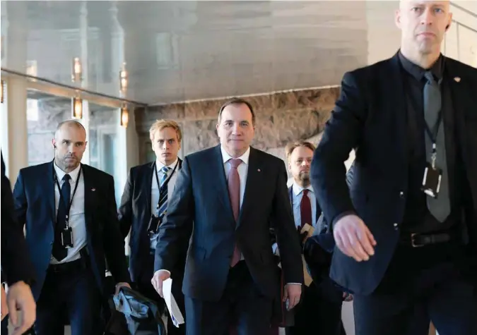  ?? ANDERS WIKLUND/TT ?? Statsminis­ter Stefan Löfven (i midten) omgitt av sikkerhets­vakter og rådgivere på vei til pressekonf­eranse i Riksdagen for å presentere sin nye regjerings­avtale onsdag ettermidda­g.