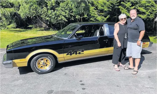  ?? PHOTOS BY ALYN EDWARDS • POSTMEDIA ?? Russ and Dawn Hallbauer with the freshly restored 1978 Oldsmobile 442 that Russ bought new 43 years ago.