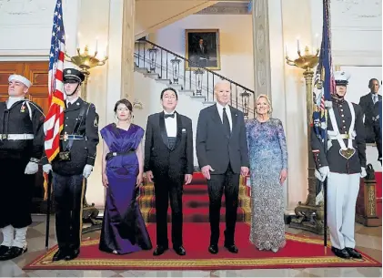  ?? AFP ?? Agasajo. Joe y Jill Biden junto junto al premier Kishida y su mujer al inicio, anoche, de la gala oficial.