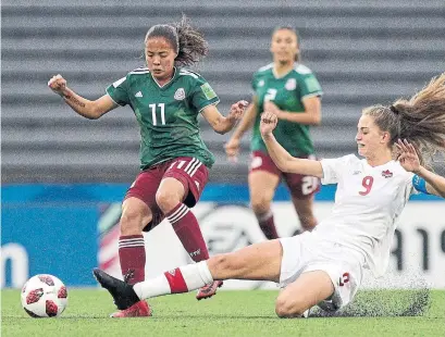  ?? MATILDE CAMPODONIC­O THE ASSOCIATED PRESS ?? Anette Vazquez, of Mexico, fights for the ball with Canada’s Jordyn Huitema during a semifinal match in Montevideo, Uruguay.