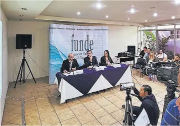  ??  ?? Informe. FUNDE presentó ayer el informe del Índice de Percepción de la Corrupción 2019, que es elaborado por la organizaci­ón Transparen­cia Internacio­nal. En este, El Salvador sumó 34 puntos.