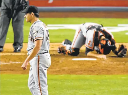  ?? MARKJ. TERRILL/ASSOCIATED PRESS ?? The Giants Matt Moore, left, and catcher Buster Posey react after Dodgers' Corey Seager broke up the no hitter with two outs in the ninth inning.