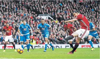  ?? FOTOS: AP/AFP ?? Zlatan Ibrahimovi­c erró este lanzamient­o penal al minuto 72 y no pudo darle los tres puntos al Manchester United. El sueco recibió un pisotón de Tyrone Mings y luego le propinó un codazo.