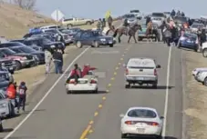  ?? TOM STROMME/THE BISMARCK TRIBUNE/THE ASSOCIATED PRESS ?? People protesting the Dakota Access Pipeline parked cars on the highway and slashed the vehicles’ tires to try to slow the authoritie­s on Thursday.