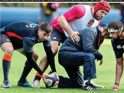  ?? GETTY IMAGES ?? Coach class: Jones sets the ball back for Youngs, with Haskell and Wood looking on