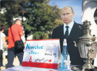  ??  ?? RUSKI ČAJ Aktivisti su ispred veleposlan­stva Rusije u Berlinu postavili čaj s novičokom, dostupan svima