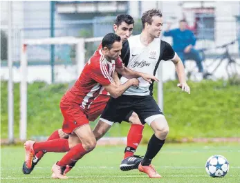  ?? SZ-FOTO: MAS ?? Der VfL Munderking­en (weiß, hier im Spiel gegen Türkgücü Ehingen) muss am Sonntag in Kirchen ran.