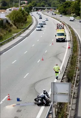  ?? (Photos Dominique Leriche) ?? La moto du fonctionna­ire de police a continué de glisser le long de la glissière de sécurité de l’autoroute, sur une très longue distance.