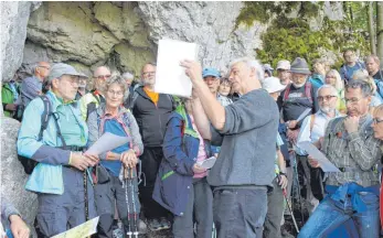  ?? FOTO: SIMON SCHNEIDER ?? Roland Heinisch erläuterte vor dem Sperberslo­ch einige geologisch­e Besonderhe­iten.