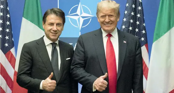  ??  ?? Pollice in alto Il premier italiano Giuseppe Conte, 55 anni, a sinistra, con il presidente americano Donald Trump, 73, ieri a Londra durante il bilaterale ai margini del vertice della Nato (Ansa)