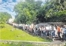  ?? ?? Feligreses de Fuerte Olimpo arriban a la catedral María Auxiliador­a ubicada en la cima del cerro.