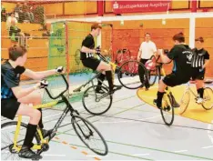  ?? Foto: Kaspar Mayer ?? Körperlich war Jaarne Alonso Kauff (rechts) den älteren Gegnern unterlegen, doch der junge Radballer spielte an der Seite von Torhüter Felix Keller (Mitte) bei der bayerische­n Meistersch­aft auf dem Rad ein starkes Turnier.