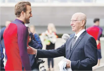  ?? Picture: Reuters ?? CHIT CHAT. Sir Bobby Charlton speaks with England striker Harry Kane during the unveiling of the Sir Bobby Charlton pitch before training at St George’s Park in Burton-upon-Trent this week.