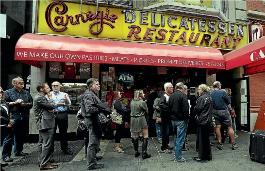  ?? REUTERS ?? Customers line up to eat at New York City’s famous Carnegie Deli before it closes after several troubled years, which featured claims of adultery and industrial espionage.