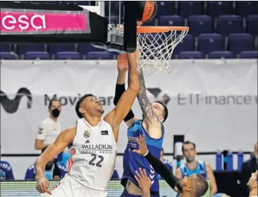  ??  ?? Edy Tavares anota en la canasta del San Pablo Burgos sin que la defensa visitante pueda pararle.