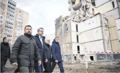  ?? AP ?? Volodímir Zelenski y Kyriakos Mitsotakis, ayer, en Odesa.